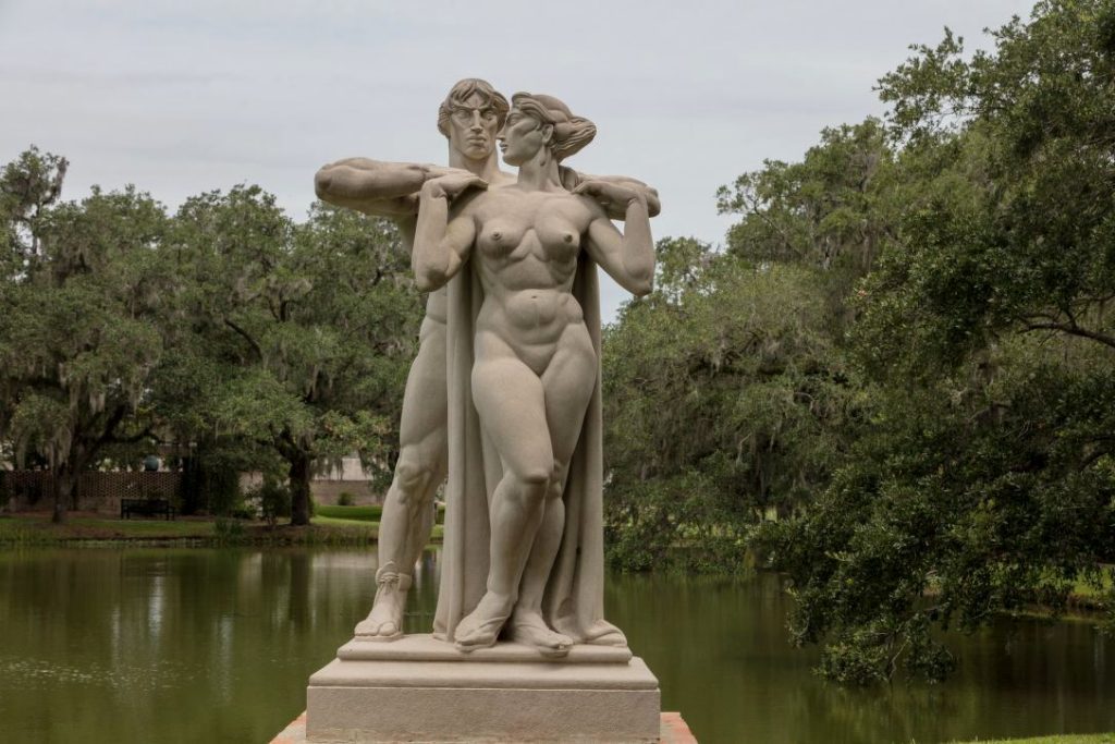 Statue af Albert Wein fra 1948. Den forstiller Menekleides, der lægger kappen om skulderen på den nøgne Phryne